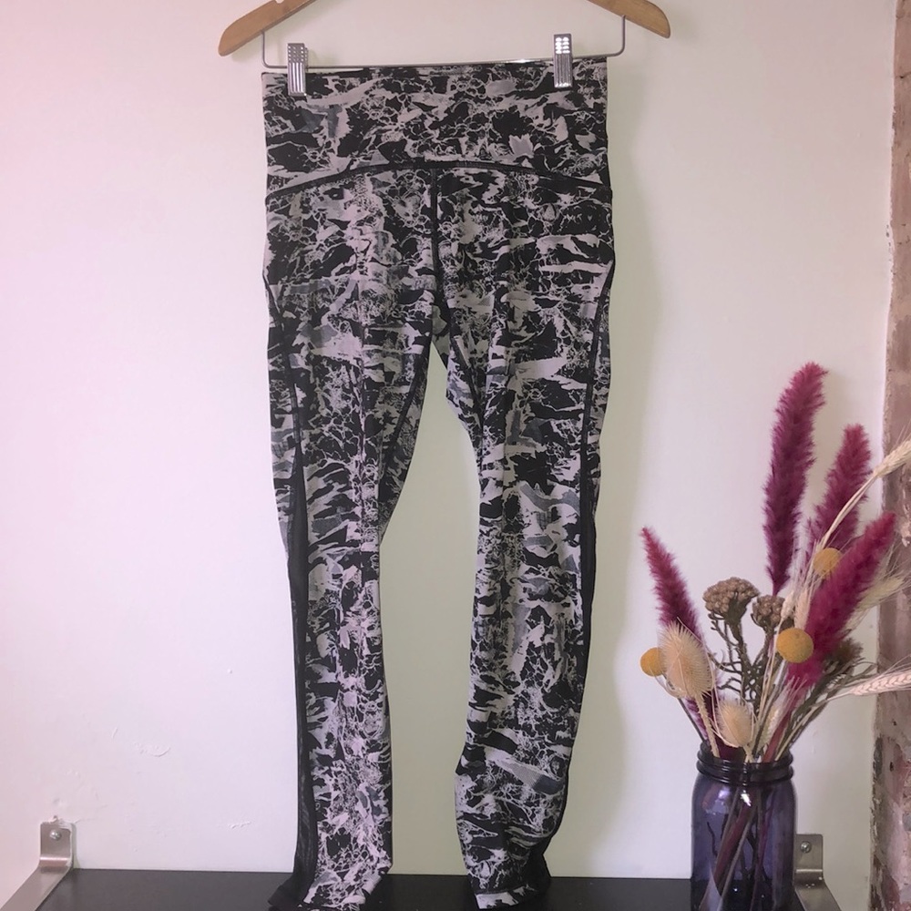Lululemon black and white compression leggings